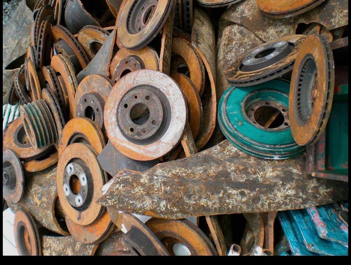 Disques de frein et pièces automobiles récupérés