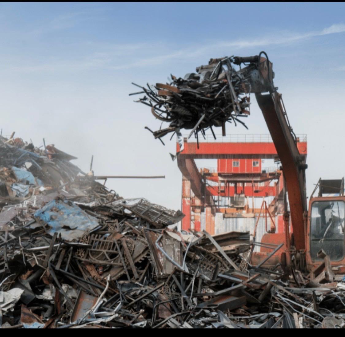 Chargement de ferraille sur un site de recyclage